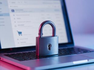 Cadeado sobre notebook com e-mail e carrinho de compras na Black Friday